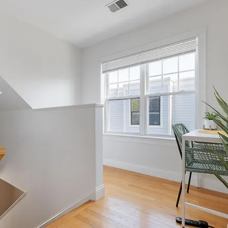 Amazing Family-Friendly And Group-Friendly Accommodation #Thebackdorch Boston Exterior photo