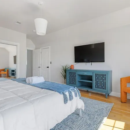 Amazing Family-Friendly And Group-Friendly Accommodation #Thebackdorch Boston Exterior photo